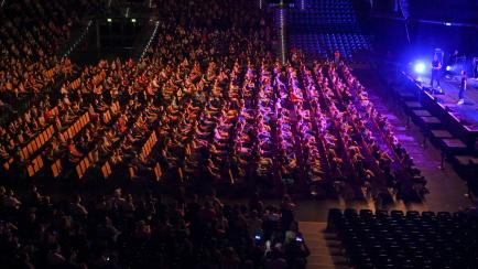22 August 2020, Saxony, Leipzig: Test persons of a large-scale experiment of the University Medicine Halle/Saale follow a concert of the pop singer Tim Bendzko in the Arena Leipzig. Around 2200 visitors take part in the experiment under the titl...