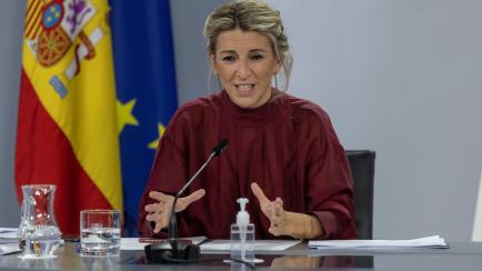MADRID, 03/12/2021.-La vicepresidenta segunda y ministra de Trabajo y Economía Social, Yolanda Díaz, durante la rueda de prensa tras la reunión del Consejo de Ministros extraordinario, este viernes en Madrid.- EFE/Rodrigo Jiménez
