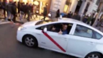Bronca entre un taxista y un ciclista en Madrid.