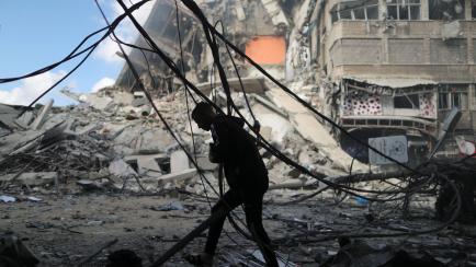 Un hombre corre a protegerse de un bombardeo de Israel en Gaza capital, el 13 de mayo.