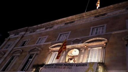 Imagen del Palau de la Generalitat durante los minutos en los que la bandera española fue retirada.. EFE/Toni Albir/Archivo