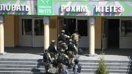 Agentes de las fuerzas armadas rusas entrando en la escuela número 175 de Kazán.