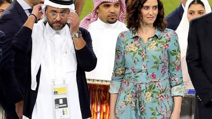 La presidenta de Madrid, Isabel Díaz Ayuso (2d), a la final de la Supercopa en la ciudad saudí de Yeda sin cubrir su cabeza.