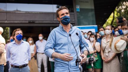 Pablo Casado, presidente del PP, hace declaraciones ante los medios frente a la sede del PP
