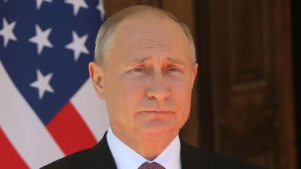 Putin, con la bandera de EEUU a su espalda, durante su encuentro con Biden