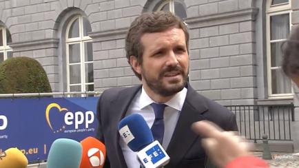 Pablo Casado responde a los medios en Bruselas.