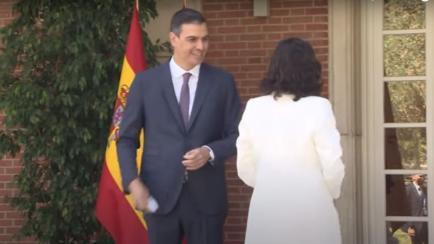 Sánchez saluda a Ayuso a su llegada a La Moncloa.