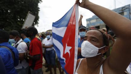 Una simpatizante del Gobierno cubano en San Antonio de los Baños, tras las protestas en contra del Gobierno de Díaz-Canel, este domingo, 11 de julio.