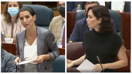 Rocío Monasterio (izq) e Isabel Díaz Ayuso, este jueves, en la Asamblea de Madrid.