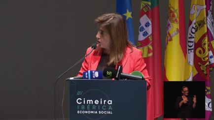 La ministra de Trabajo de Portugal, Ana Mendes, en un acto con Yolanda Díaz.