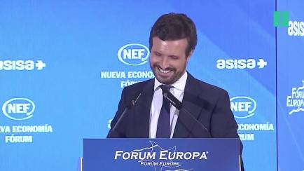 Pablo Casado baja la mirada tras una pregunta.
