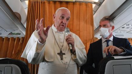 El papa Francisco, durante la rueda de prensa realizada el avión de regreso a Roma.