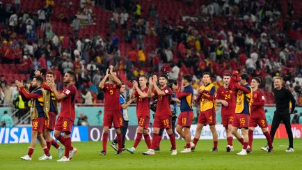 Los jugadores de la selección española y Luis Enrique saludan a la afición en Qatar.