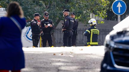 Miembros de la Policía Nacional y los Bomberos desplegados en las proximidades de la Embajada de Ucrania en Madrid este miércoles después de que un empleado resultara herido leve tras la explosión de un artefacto .