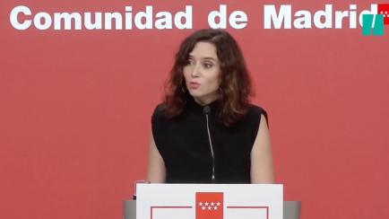 Isabel Díaz Ayuso, presidenta de la Comunidad de Madrid, en una rueda de prensa desde la Puerta del Sol.