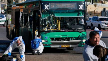 La policía científica recoge pruebas de uno de los ataques de hoy en Jerusalén. 