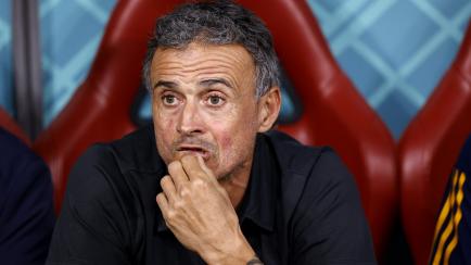 Luis Enrique, entre sorprendido y atento, como 47 millones de españoles hoy