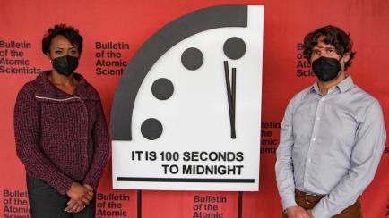 Suzet McKinney y Daniel Holz, miembros del Boletín de Científicos Atómicos, el pasado enero, al revelar la hora de este año.