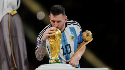 Leo Messi besa la Copa del Mundo tras vencer a Francia en la final del Mundial