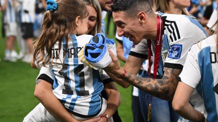 Ángel Di María celebra el Mundial con su esposa y su hija pequeña