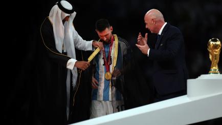 Messi, con el 'bisht' puesto para recoger el trofeo de campeones del mundo.