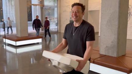 Elon Musk  con un lavabo en las manos el día que entró por primera vez en la sede de Twitter