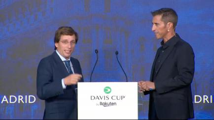 Almeida y el periodista Joseba Larrañaga en la presentación de la Copa Davis.