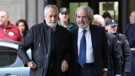 El ex-presidente de la Junta de Andalucía, José Antonio Griñán (c), a su llegada al juicio del caso ERE en la Audiciencia Provincial