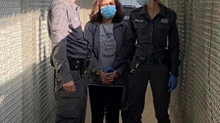 GRAF9666. OFER (CISJORDANIA), 10/11/2021.- La trabajadora española Juana Ruiz Sánchez llega esposada de pies y manos a la corte de la prisión militar israelí de Ofer, en la Cisjordania ocupada, para asistir a una nueva audiencia de su juicio...