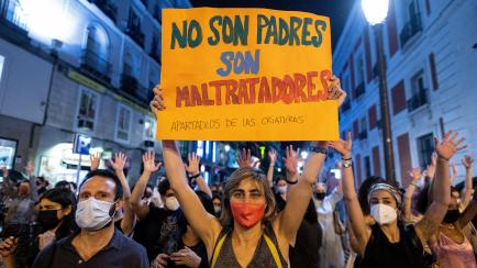"No son padres, son maltrartadores", se lee en una pancarta, en una protesta contra la violencia vicaria en Madrid, en junio de 2011.