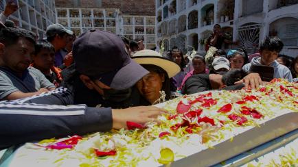 Amigos y familiares despiden a José Luis Aguilar, de 22 años, muerto por proyectiles de largo alcance en Ayacucho.  