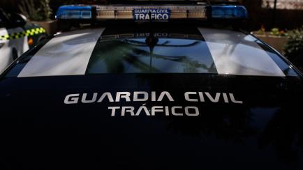 Vehículo de la Guardia Civil de Tráfico asiste a un accidente en las carreteras españolas. 