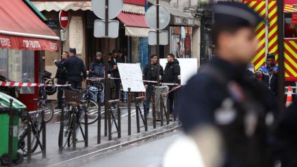Imagen de la calle Enghien tomada por la policía tras el tiroteo registrado este viernes en París.
