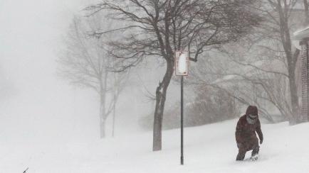 Una persona intenta caminar por la nieve durante la tormenta que afecta a gran parte de EEUU. en Buffalo, Nueva York.