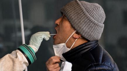 Un hombre haciéndose un test PCR de covid en Pekín, China.