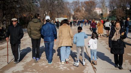 Familias paseando por El Retiro de Madrid este 25 de diciembre.