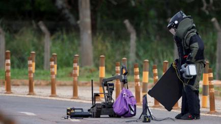 Fuerzas de seguridad brasileñas en la zona de Brasilia en la que apareció el artefacto explosivo.