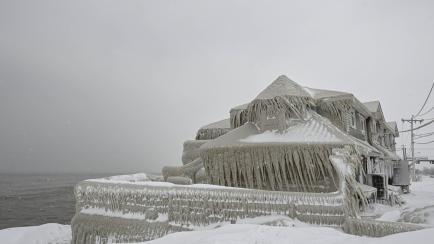 Vista de una vivienda cubierta por el hielo en Buffalo, Nueva York 