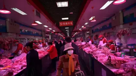 Clientes en el mercado pekinés de Xinfadi, China, a 19 de febrero.