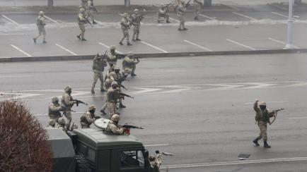 Las fuerzas de seguridad, armadas para reprimir las protestas en Almaty (Kazajistán), este 6 de enero.  