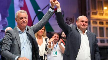 El lehendakari y candidato a la reelección, IÃ±igo Urkullu (i), junto al presidente del PNV Andoni Ortuzar (d) celebran los resultados electorales en la sede central del PNV este domingo en Bilbao. 