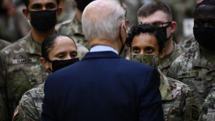 Biden saluda a un pelotón de soldados de EEUU