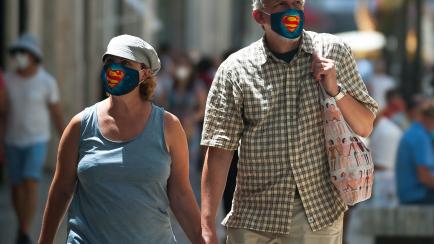 No, no son Superman, son dos personas normales que no quieren contagiar.