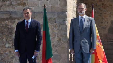 Pedro Sánchez y Felipe VI, con semblante serio, en Badajoz.
