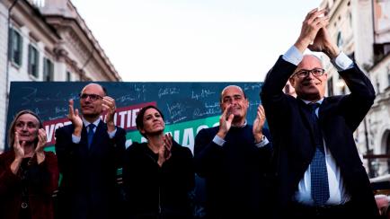 Rome (Italy), 18/10/2021.- Roberto Gualtieri, the center-left new Mayor of Rome, celebrates the victory at the end of the ballot municipal election in Rome, Italy, 18 October 2021. (Elecciones, Italia, Roma) EFE/EPA/ANGELO CARCONI
