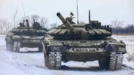 Tanques rusos pasan por un campo durante maniobras militares en la región de Leningrado, Rusia.