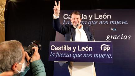 Alfonso Fernández Mañueco comparece ante los medios tras conocer los resultados electorales, este domingo en Valladolid.