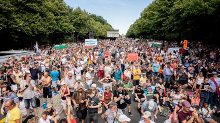 01 August 2020, Berlin: Closely packed and without observing the rules of distance, thousands stand in a rally against the Corona restrictions on the Straße des 17. The initiative "Querdenken 711" has called for the demonstration against corona...