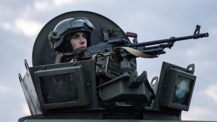 Un soldado de la Guardia Nacional ucraniana custodia un puesto de control mÃ³vil junto a agentes de los servicios de seguridad y policÃ­as durante una operaciÃ³n conjunta, en Kharkiv, Ucrania, el 17 de febrero de 2022. (AP Foto/Evgeniy Mal...