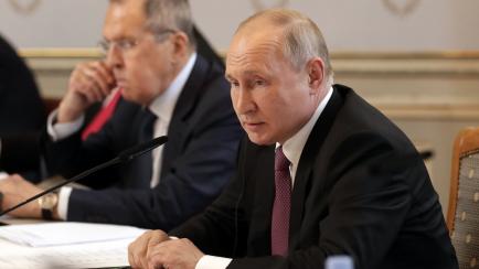 El presidente ruso, Vladimir Putin (pp) y el ministro de Asuntos Exteriores de Rusia, Sergei Lavrov (pf)